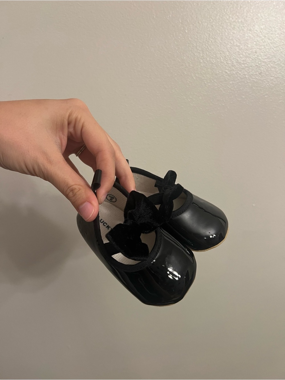 Lucky Brand Baby Girl Black Patent Bow Mary Jane Crib Shoes Size 2 (3-6 Months)